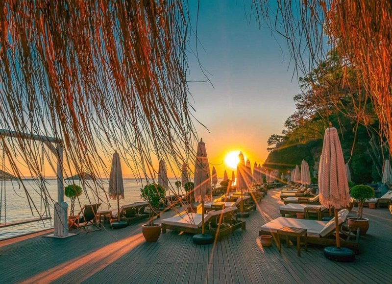 Beach dining & sunset sessions